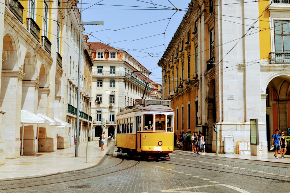 Gele tram in een straat in Lissabon op het voorbeeldreisplan